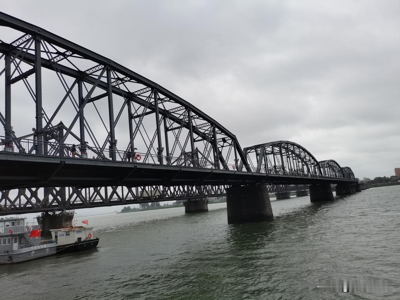 沿着鸭绿江江岸行驶，第一站就能抵达鸭绿江断桥，景区周边有正规停车场，停车便捷。站