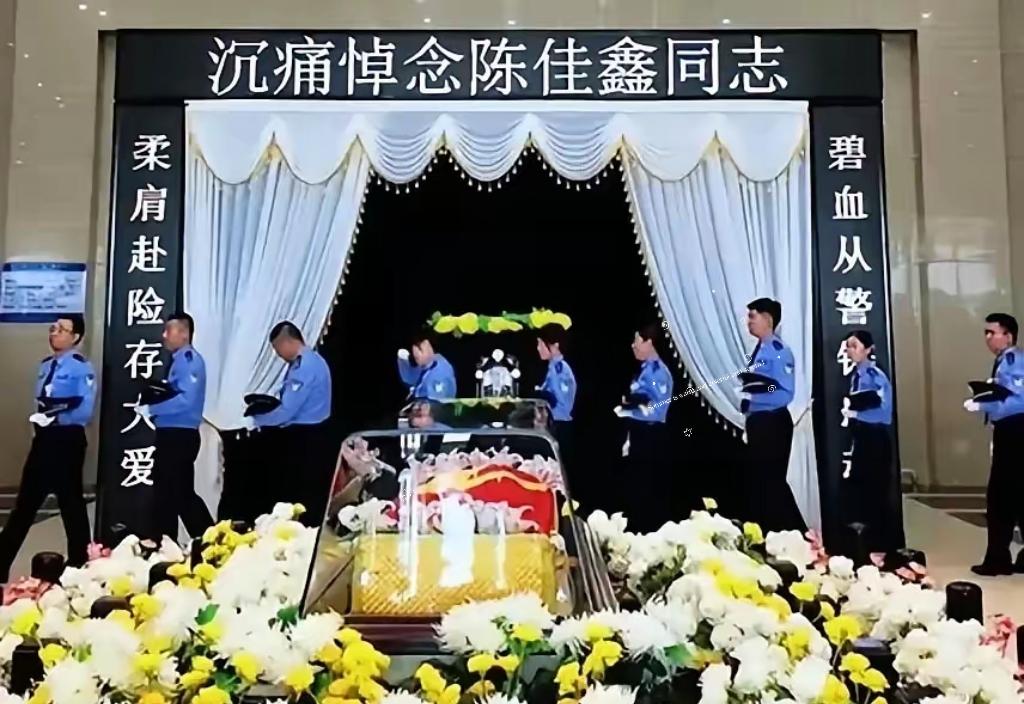 这位女民警年仅30岁，1996年出生，6月18日，接到群众报警称有人轻生，她到达