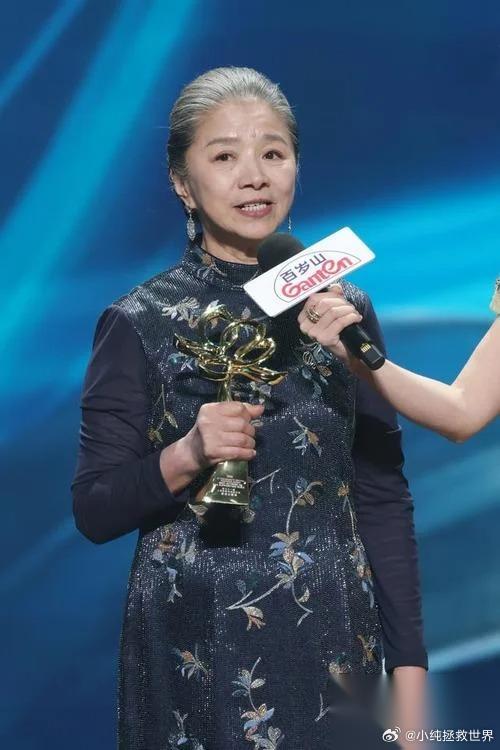发现没， 迟蓬有一个弱点， 可能永远也改不掉，那就是 哪怕站在最高领奖台，她永远