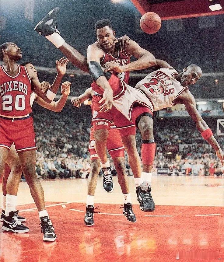 的旧照与球迷分享。人仰马翻！迈克尔-乔丹生涯共出战1072场比赛，场均可以得到3