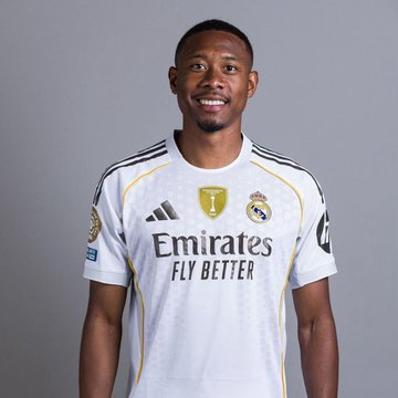 大卫·阿拉巴正在等待俱乐部打电话讨论他的未来。他知道只有保持身体上的稳定，才能给