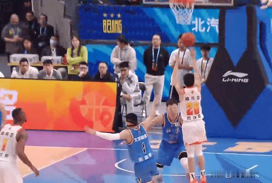 庞峥麟顶着周琦中距离投进，这就是新晋后卫实力，全明星实至名归



全明星投票中