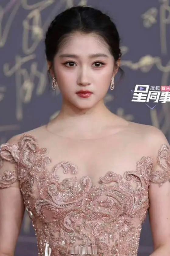 关晓彤应该是不胖的，真的永远在吃草…可能是骨架大而且头小脸圆，没有修长脖颈，就一