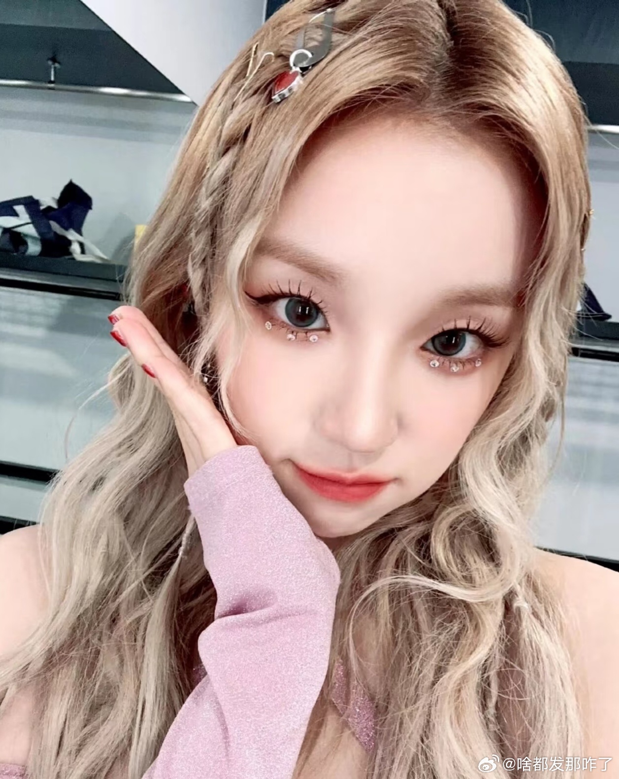 白鹿 粉丝对着宋雨琦的代言流口水了吧？宋雨琦年轻又美貌，一直走在时尚的前线，鹿姐