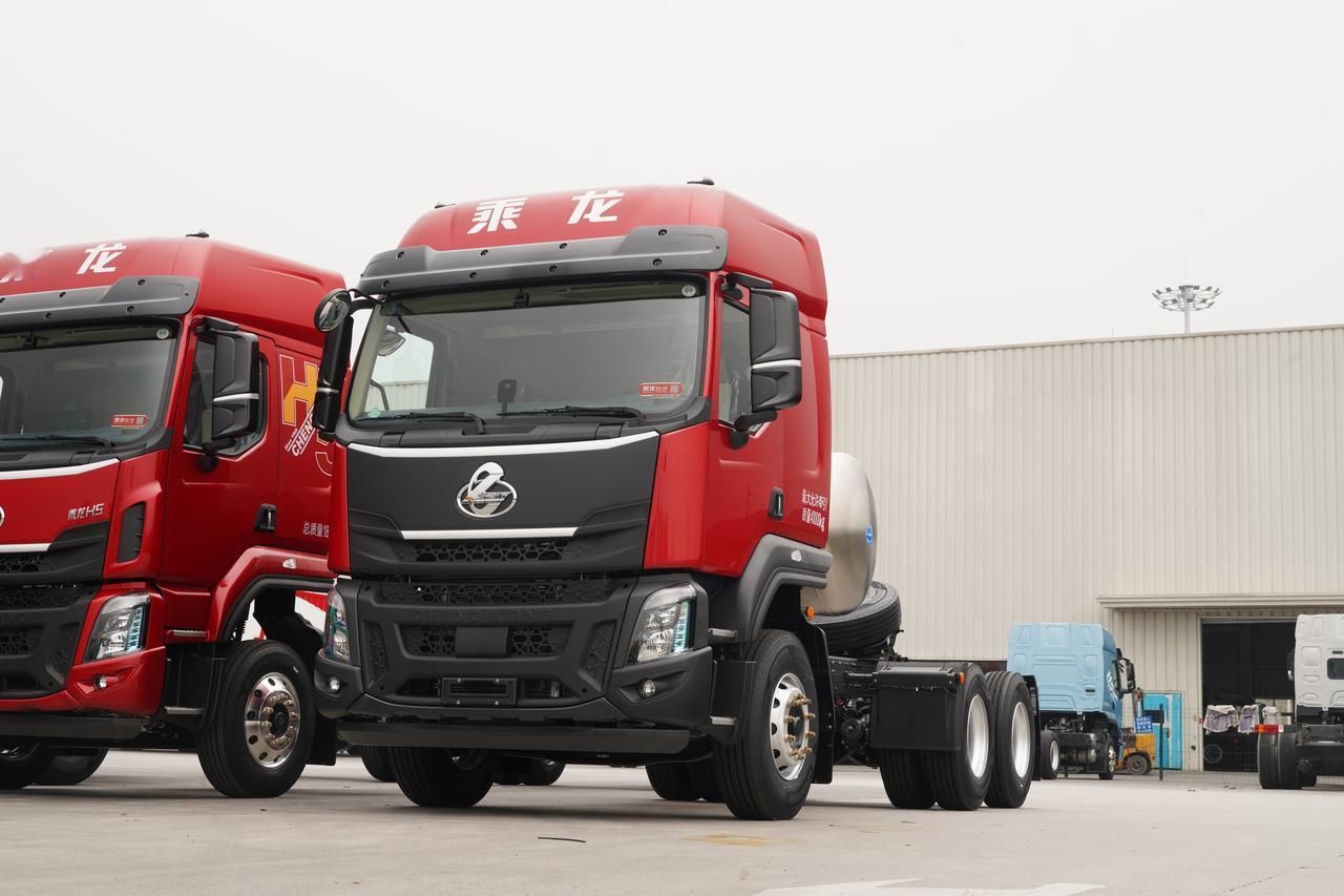 乘龙H5创业版LNG牵引车，依托六大轻量化技术，在保证车辆安全可靠的前提下，将底