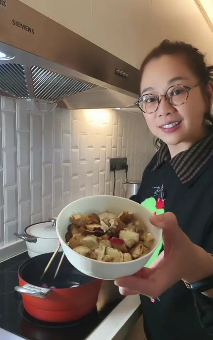 过去港台这些大明星，生活非奢即贵。
现在纷纷走下凡尘，都投身到了大陆的直播带货当