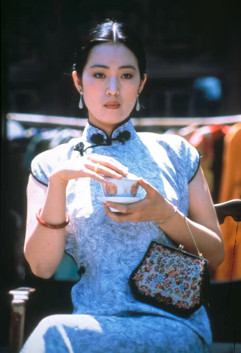 巩俐亮相霸王别姬戛纳重映 点开巩俐《霸王别姬》的剧照，瞬间就被扑面而来的演技张力