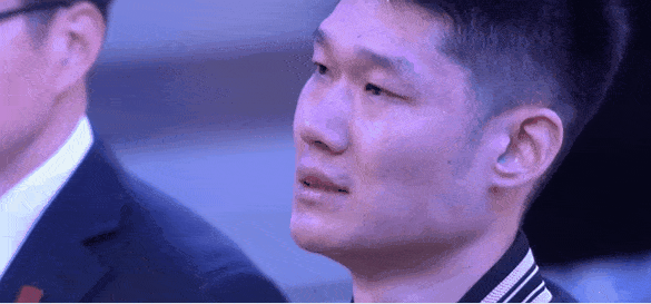 胡金秋又哭了！看见广厦升起冠军气质，眼眶泛红



广厦领取冠军戒指，升起冠军旗