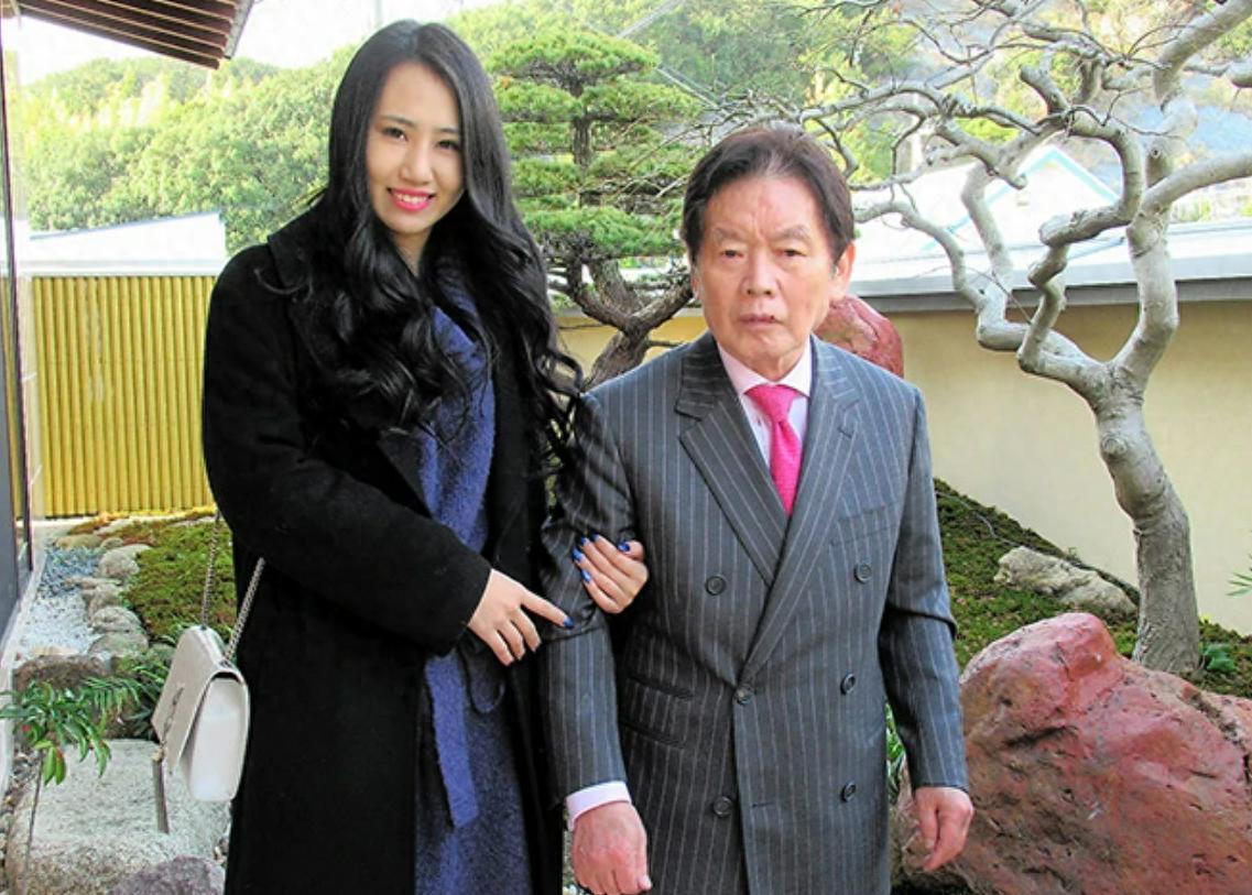 日本有个老头，叫野崎幸助，一辈子砸了快4亿人民币，曾吹嘘自己与数千名女性有过性关