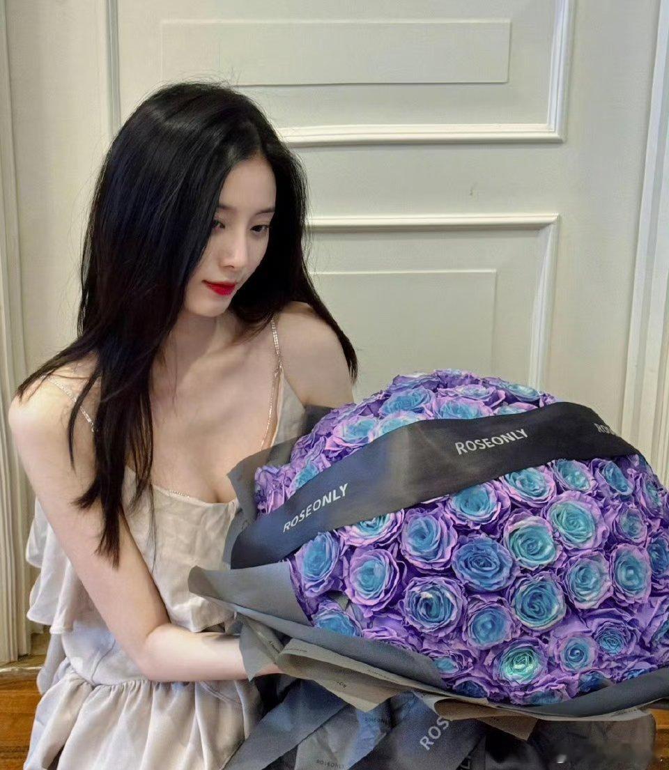 #徐艺洋晒玫瑰花#美呆了啊姐姐！！ 美美的照片捕捉到玫瑰花的美丽、徐艺洋与花的温