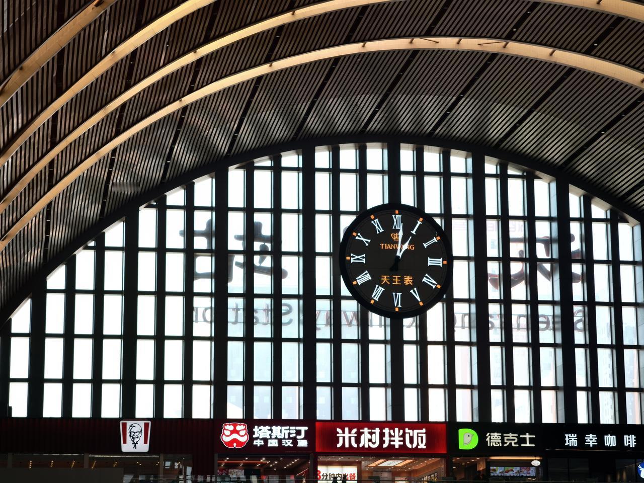 沈阳站，关里关外的枢纽。
穹窿顶，半环形的构建，空间仿佛无穷大。
小碎格子窗，圆
