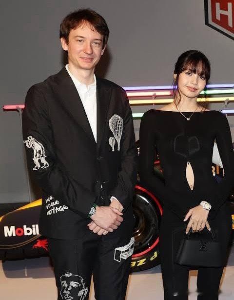 Lisa团队警告外媒不要问私生活据说和LV三公子分手了大家就想抓着这事来问了其实