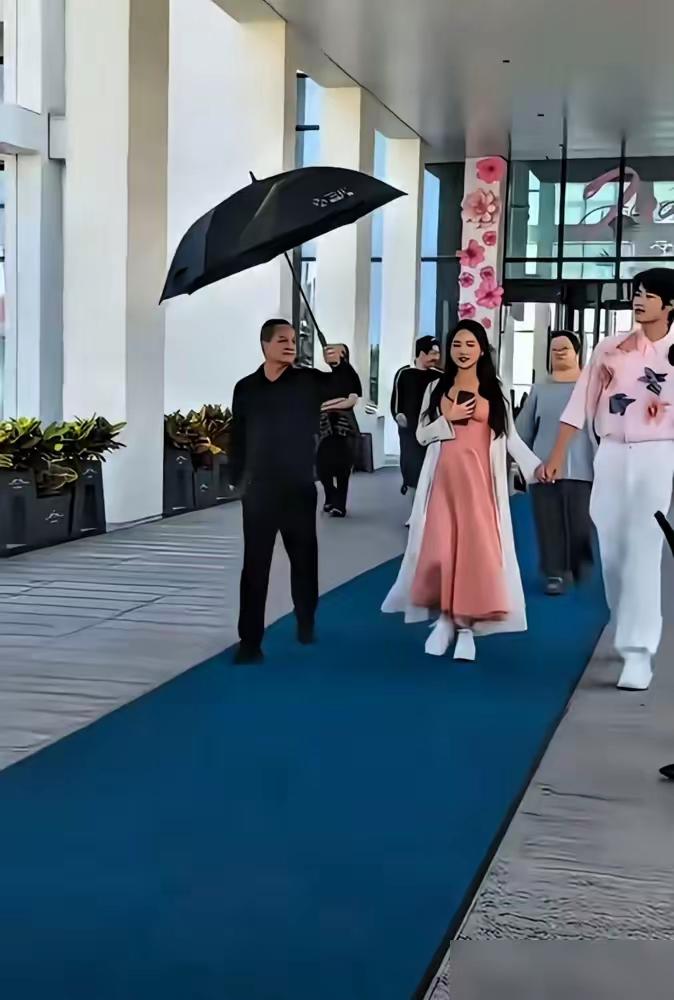 都说金莎45岁备孕是奇迹，
我妇产科的朋友笑了：
你们把她26岁老公当空气？
