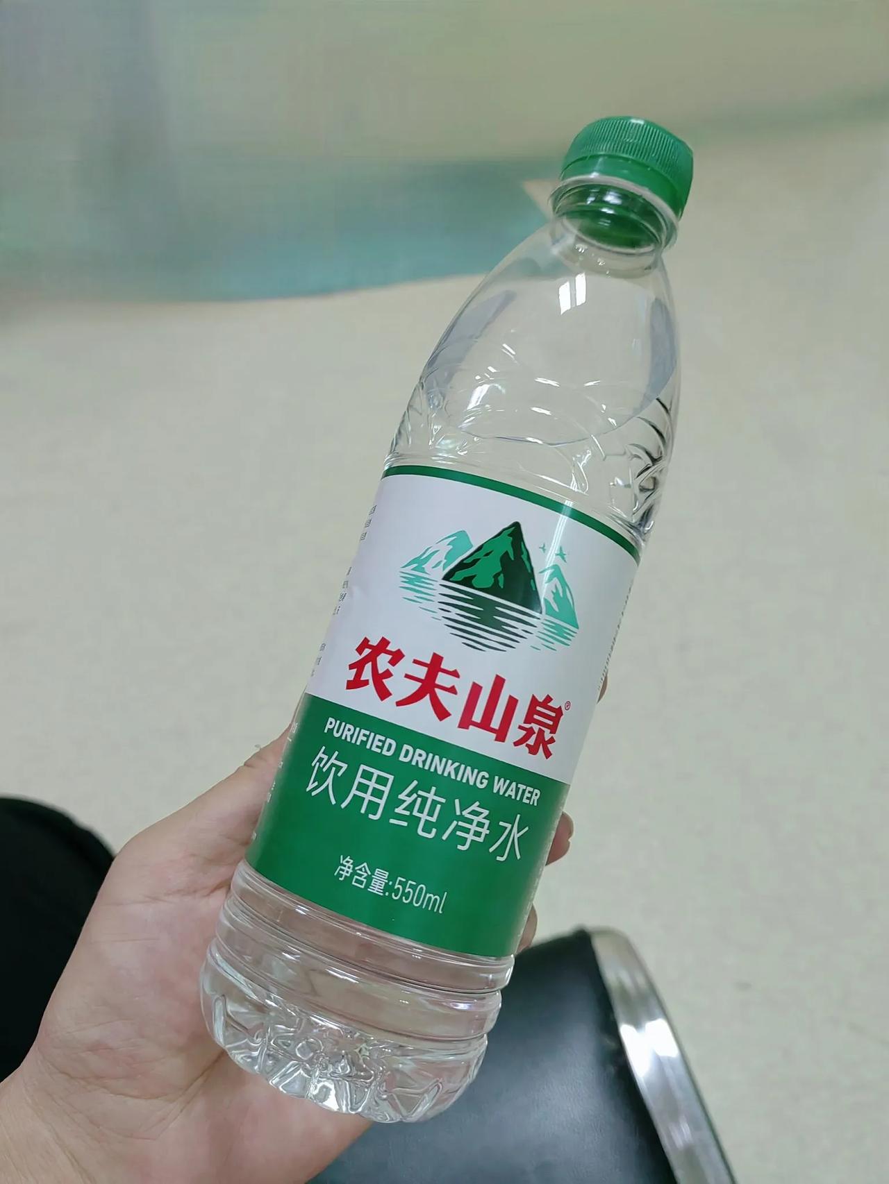绿瓶农夫山泉，好看吗？
纯净水，
入口很柔和。
网友说：“有种  '百草枯'  