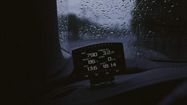 奔驰GLC自动雨刮不工作或乱刮？雨量传感器故障与挡风玻璃贴膜