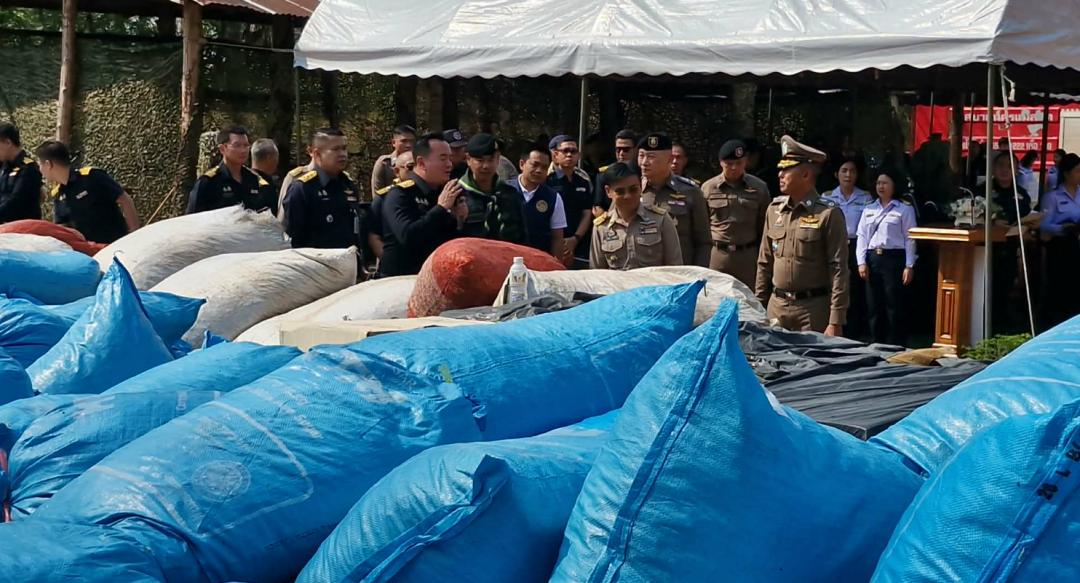 1700万泰铢货，全碾了！泰国销毁缅甸走私物品现场曝光