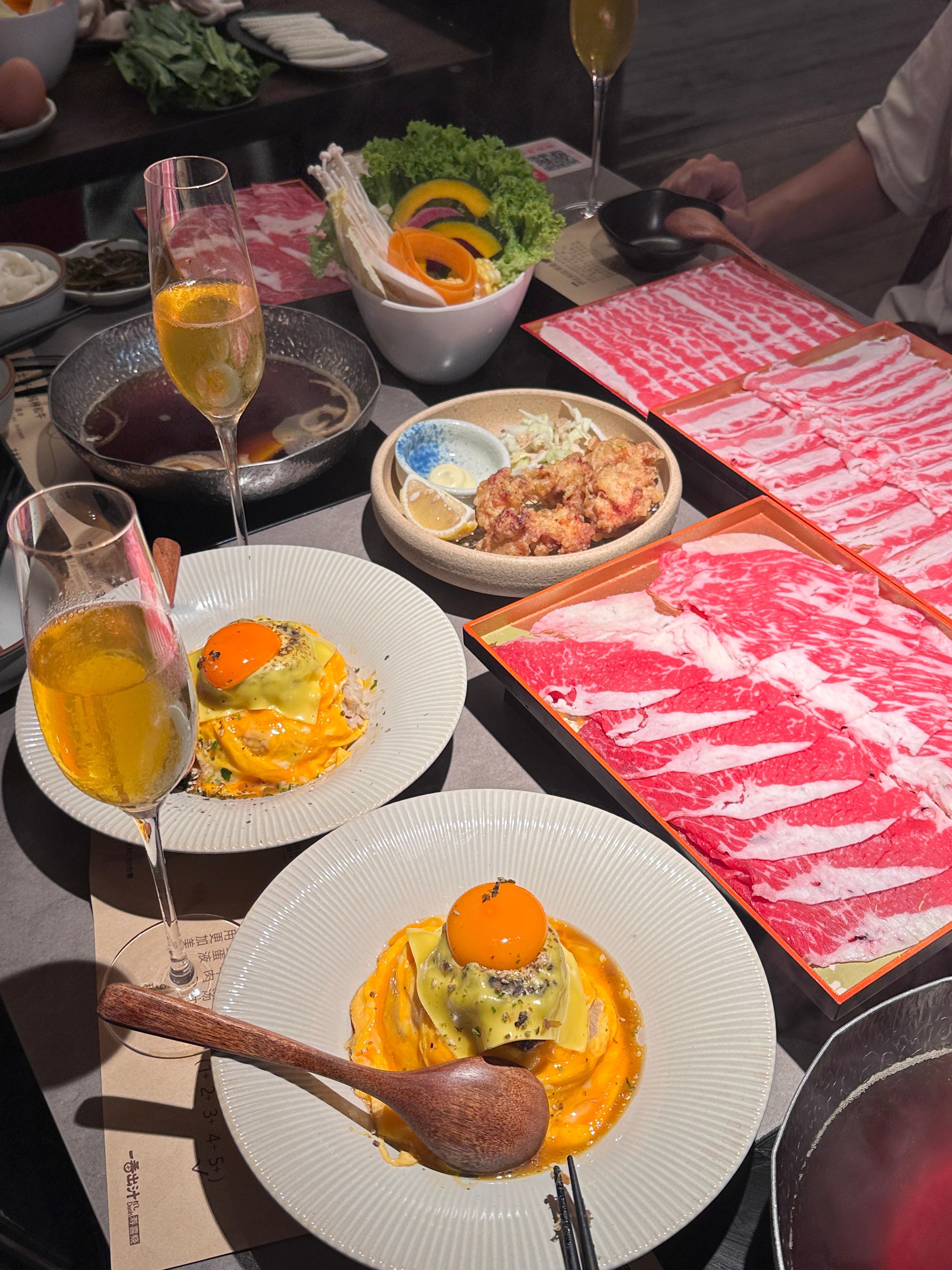 吃了顿高级餐。根本没吃饱。结账一看五百五。我们笑不出来了。 ​​​