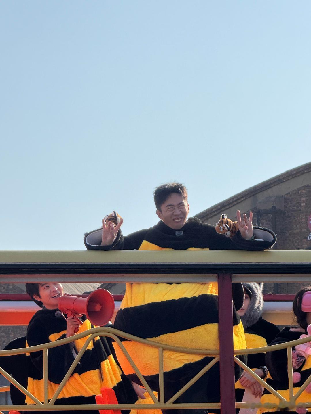 杨迪跳起来才能打到魏大勋的膝盖谁能拒绝杨迪跳起来打魏大勋膝盖的名场面啊！这综艺笑