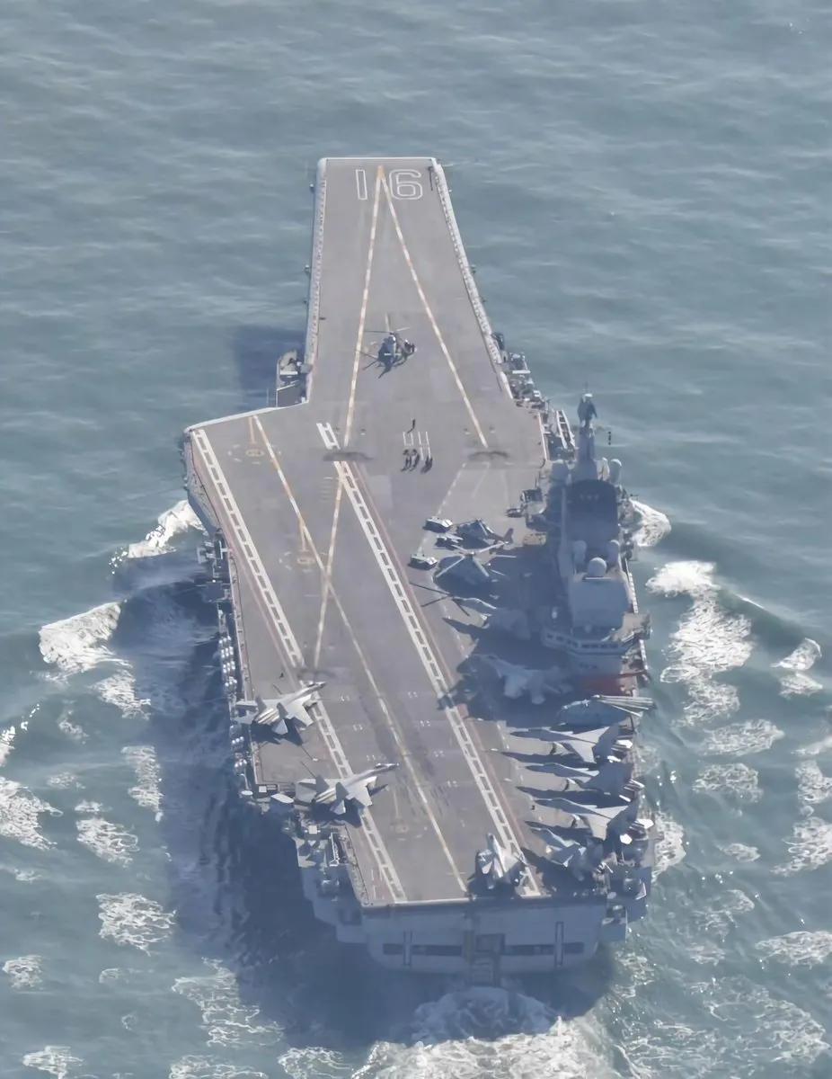 #航空美图# 日本海上自卫队 P-3C 飞机拍摄的辽宁号航空母舰。