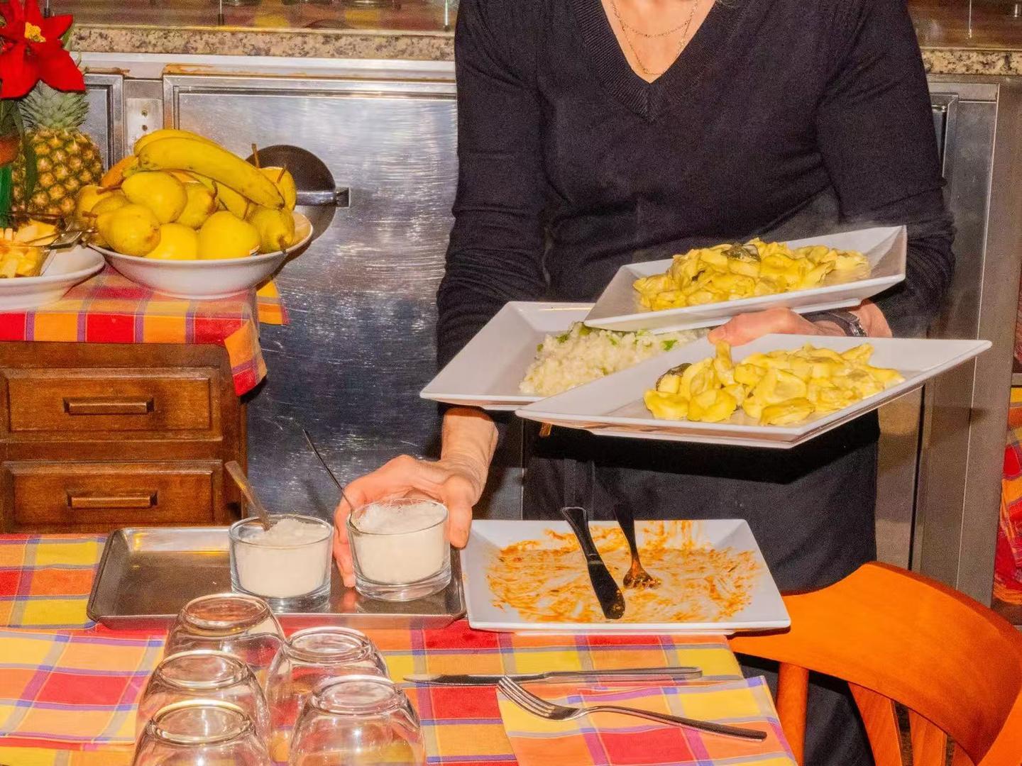 #冬奥食堂披萨意面火爆排长队#【“碳水大法”征服冬奥会，披萨意面风靡奥运村：冰球