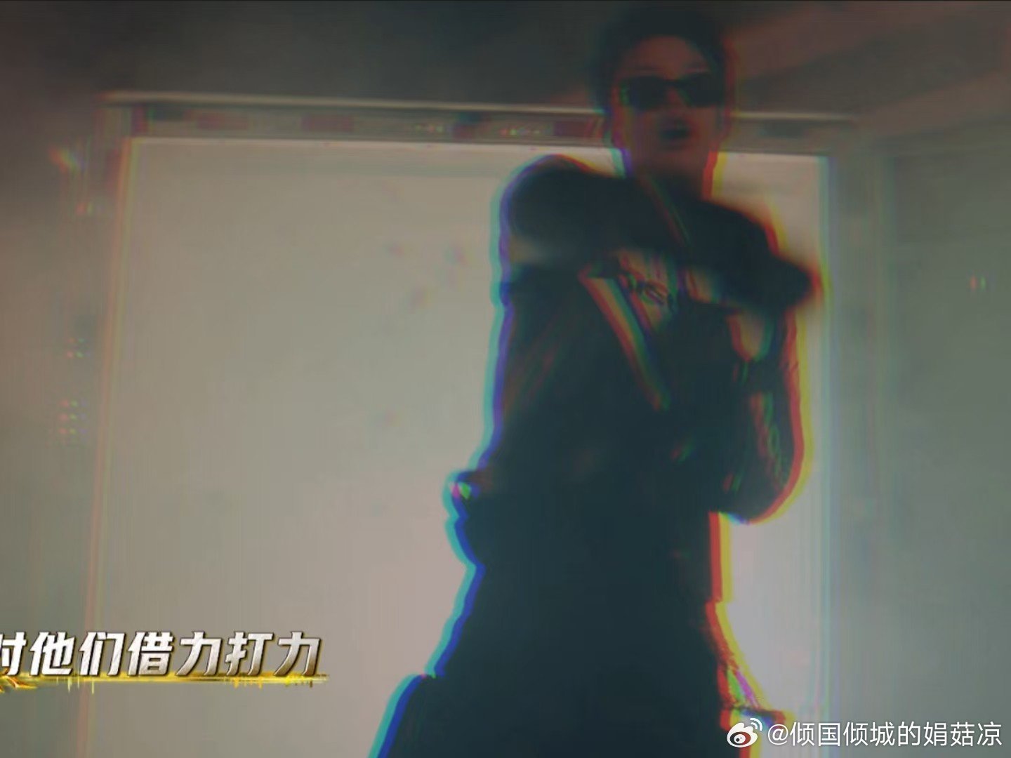 小白黄旭VaVa重新定义拉拉队 小白黄旭VaVa解锁新式拉拉队，欢乐互动好治愈解