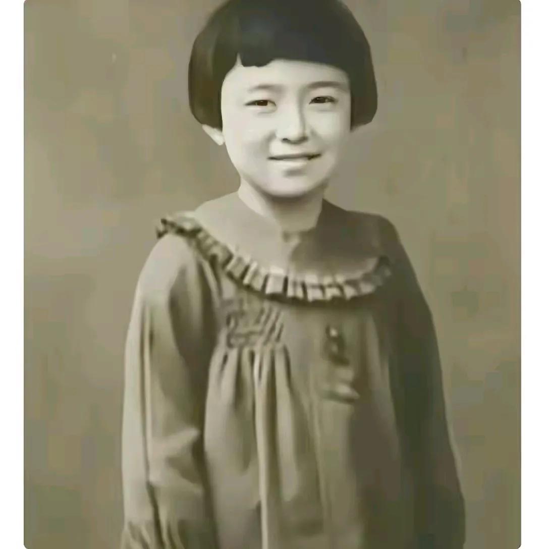 才知道谷建芬老师出生在日本大阪并日本生活了7年。她的学生和合作者那英杨坤是反刀郎