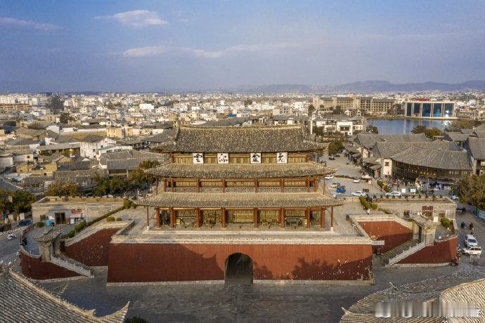 云南旅游推荐  建水古城，至今保留着它最初的原始风貌，红色的城墙，古城外的小桂湖