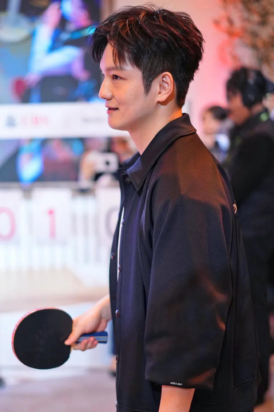 看解说员是怎么评价樊振东的：
他人不高手也不长，
跟孙颖莎一个路子，
但他腰特别