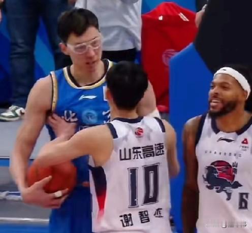 团结！珀赛尔谈谢智杰：

“智杰很棒。”

“当周琦冲向我的时候。”

“智杰第