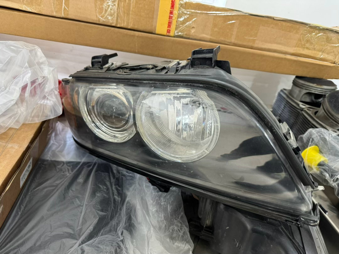 一台E39上拆下来的前大灯总成，能看出来灯壳和后面的housing是分体结构，灯