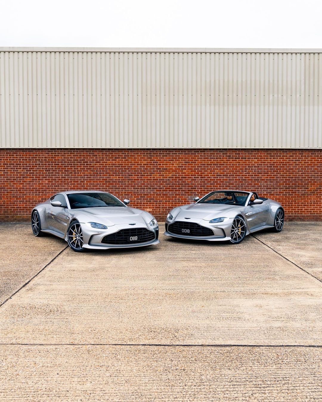 阿斯顿·马丁 V12 Vantage & V12 Vantage Roadste