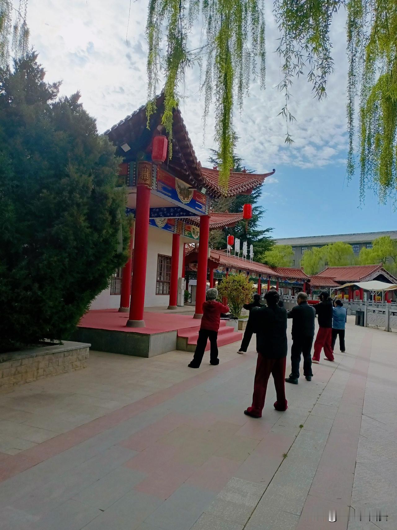 发现没有？除了农民，不管大小城市，只要从岗位退休下来，有养老金的人，老年生活都是