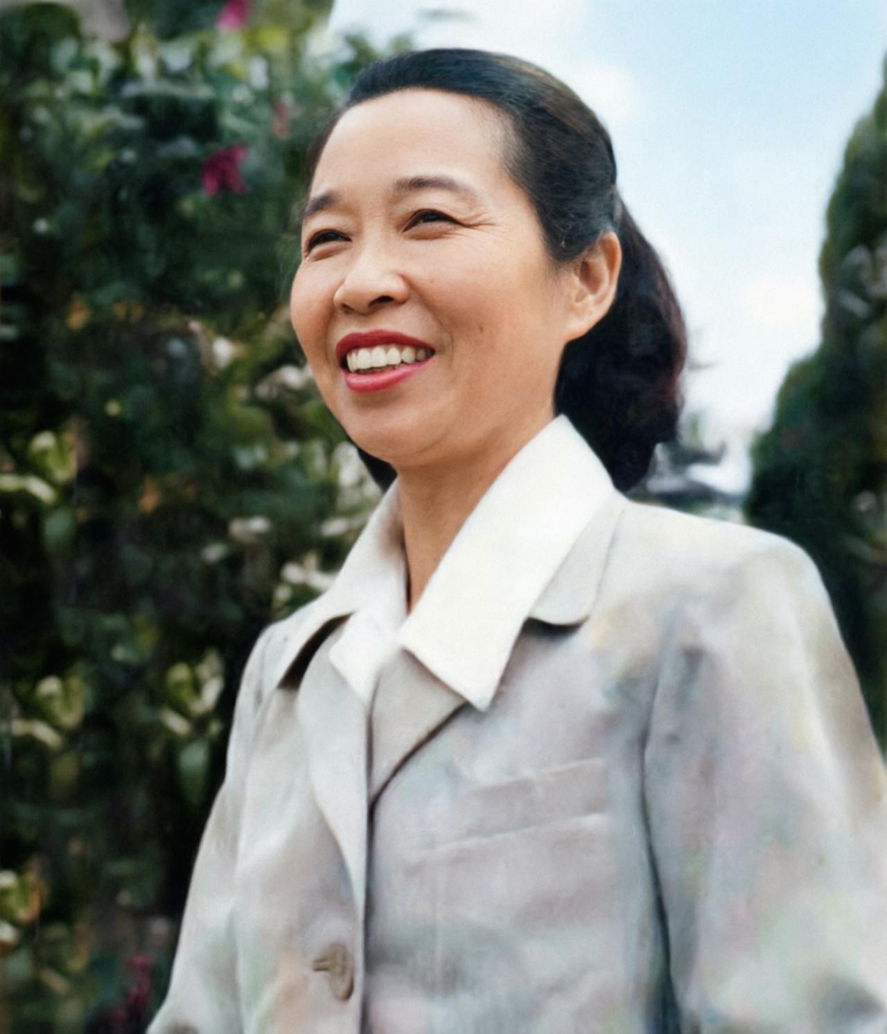 1956年，江苏女干部去世，三位上将扶灵，数十位将军送行，她是谁？