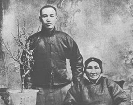 蒋介石4岁时，母亲王采玉和公公带他去找人看相。看相的人说蒋介石是贵人之命，将来必