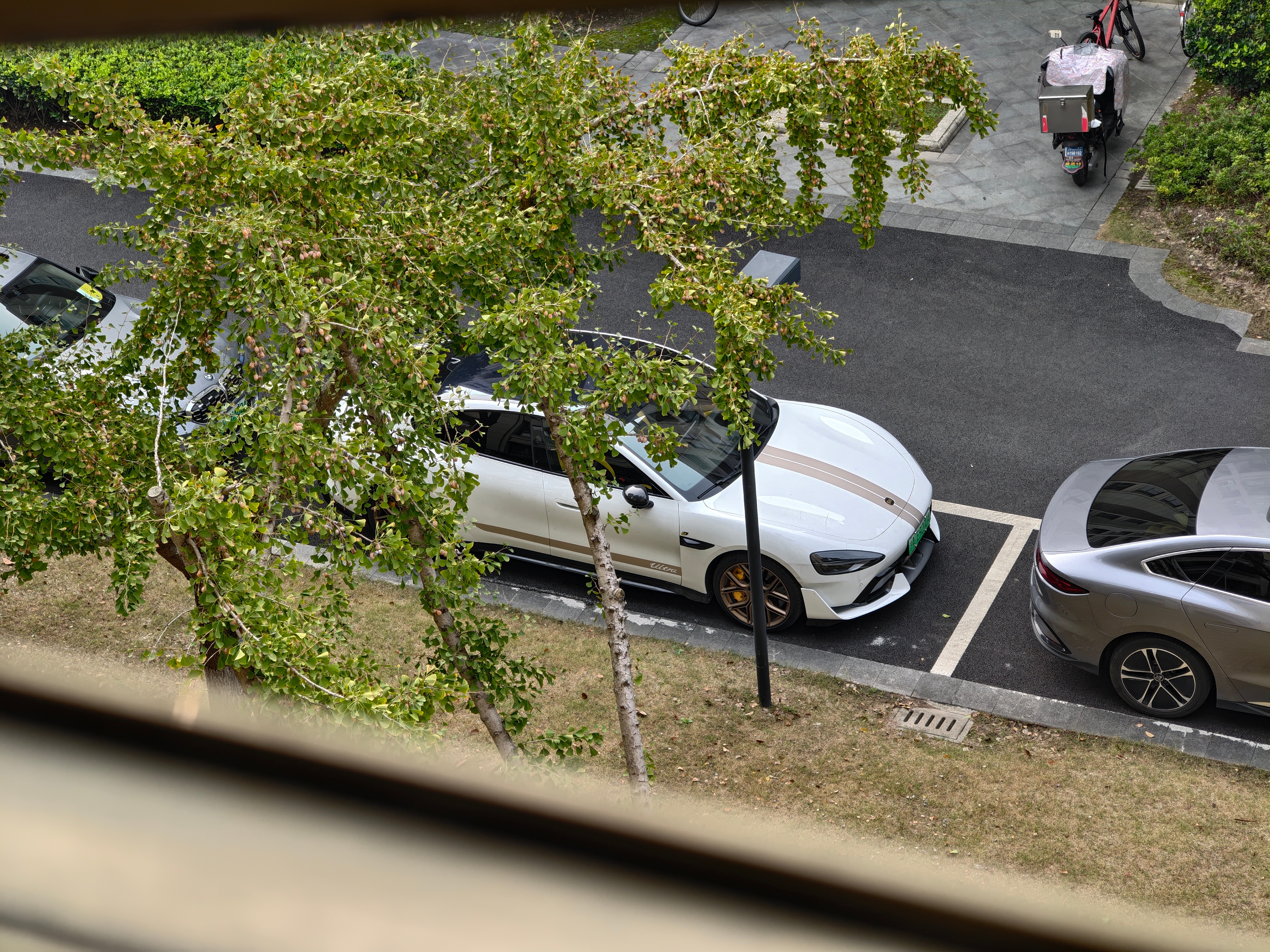 我们小区真的有点离谱…[捂嘴哭]加上我自己那台，一个不大的小区已经有 4 台小米