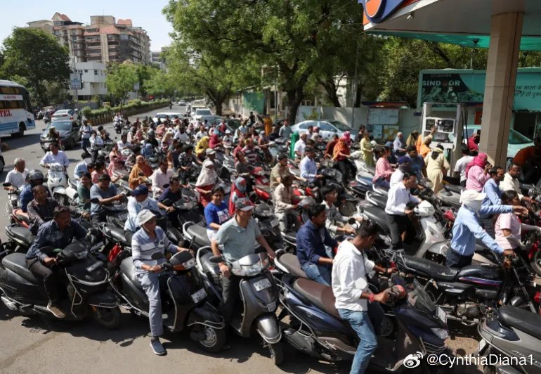 (UTC16：40)照片：印度各地两轮车加油排长队图1 人们在担心供应可能中断的