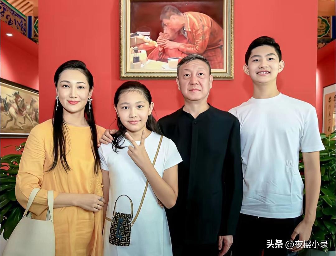 58岁韩磊晒全家福。他瘦了好多呀！[赞][赞]