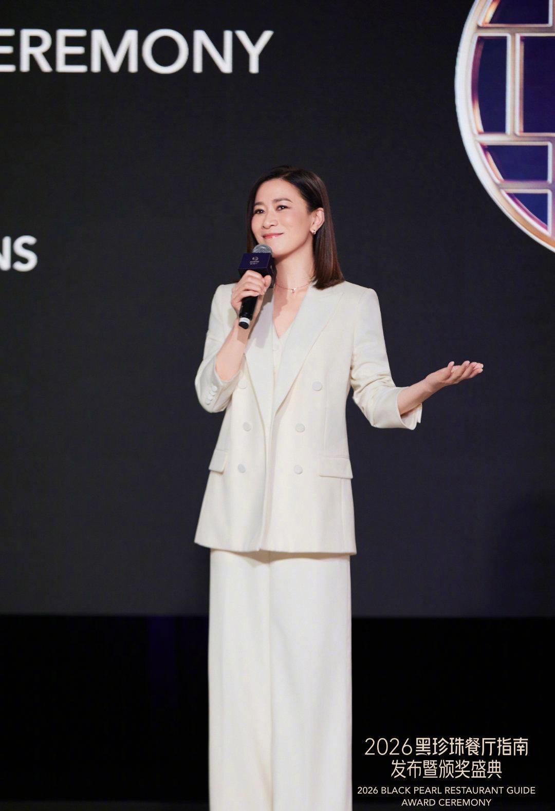佘诗曼，今天在个人账号晒出了自己参加黑珍珠餐厅指南盛典活动的穿搭，白色西装搭配白