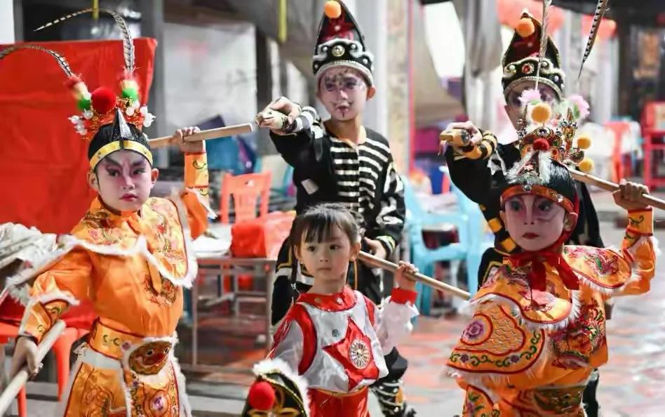 英歌舞，可以说是潮汕地区的一种非遗文化了，是属于极具地方特色的一种文化了！
现在