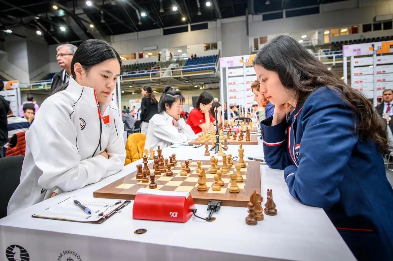 中国女队四连胜，领跑积分榜！
国际象棋奥林匹克团体赛第四轮，中国女队继续高奏凯歌