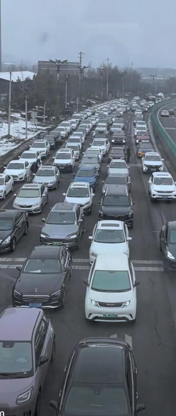 寒假比交警给！一放假韩城这条宽阔的大马路通畅了，接送孩子这种高强度工程终于按了暂