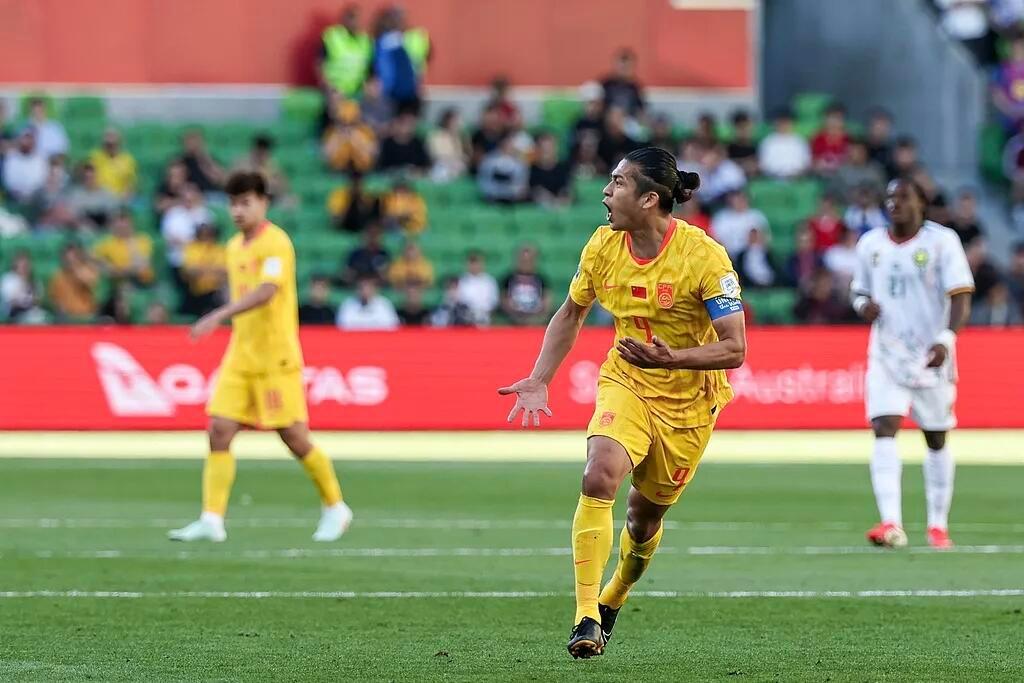 国足9分钟内连丢2球11年没打非洲足球队了，脚丫子生疏了，毕竟人家也是世界杯常客