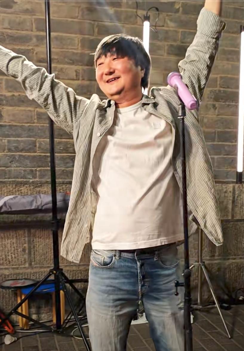 完整的听了一遍王大治的《花衬衫和油泼面》，说实话，还可以，音准、腔调 、甚至口音