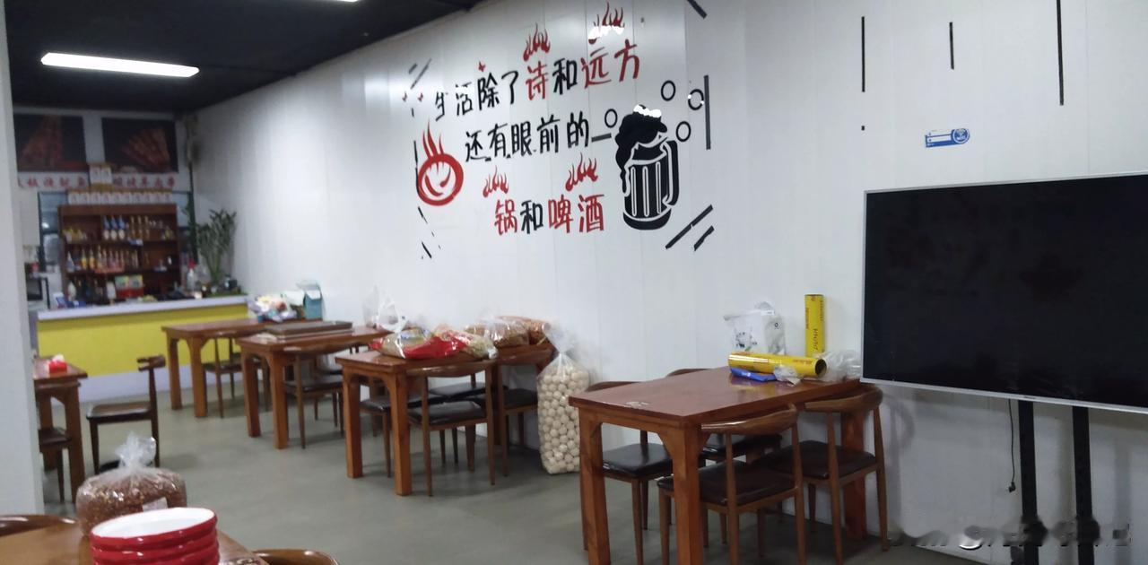 今天路过郑州群办路，发现一家饭店推出1元钱凉菜，有土豆丝、蒸菜，洋葱等几种，都是