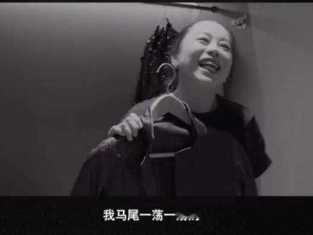 黄绮珊首登歌手演出服十年没丢黄绮珊小霞当年参加歌手首次出场的衣服一直都没有丢，到