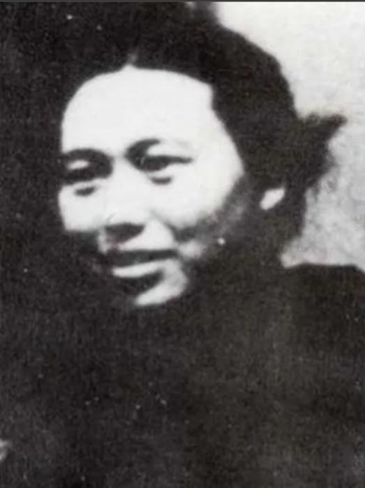 1933年，16岁的李开芬被活埋，这时，政治部主任张琴秋骑马冲了过来，一把拦下：