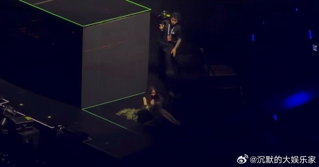 天呐，那么高摔下来，她还穿着高跟鞋，怎么可能不疼呢？这舞台设计都有问题，灯光又暗