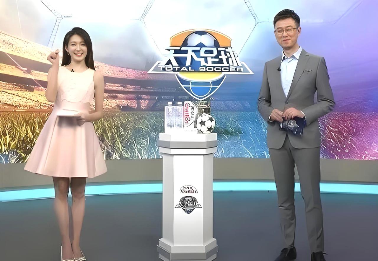 听说《天下足球》换女主持人了，颜值身段不逊马凡舒。果然，有过之而无不及！

实话
