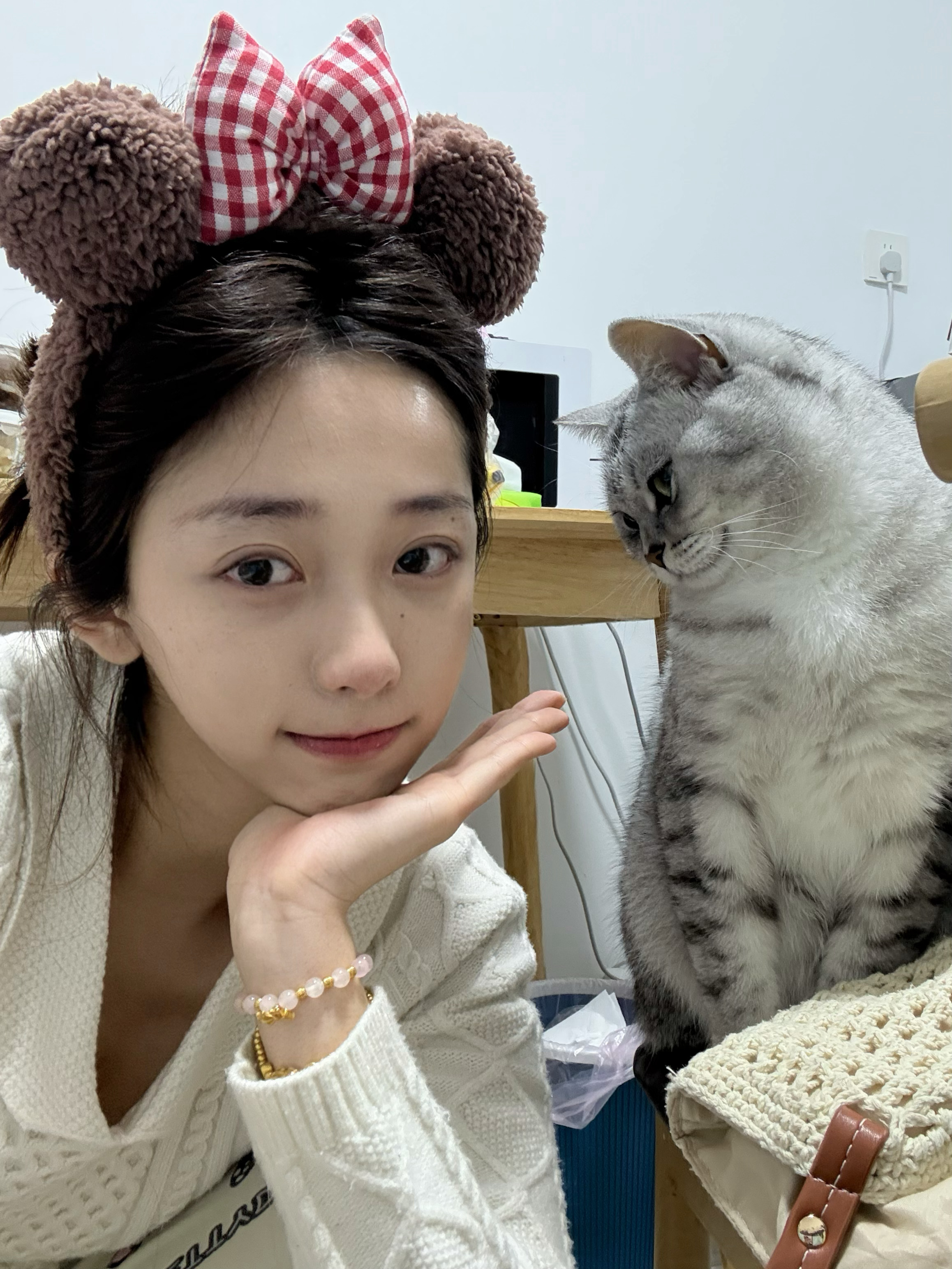 平常高冷的小咪在我崩溃大哭的时候跳上椅子陪我妈妈要爱你一辈子了 