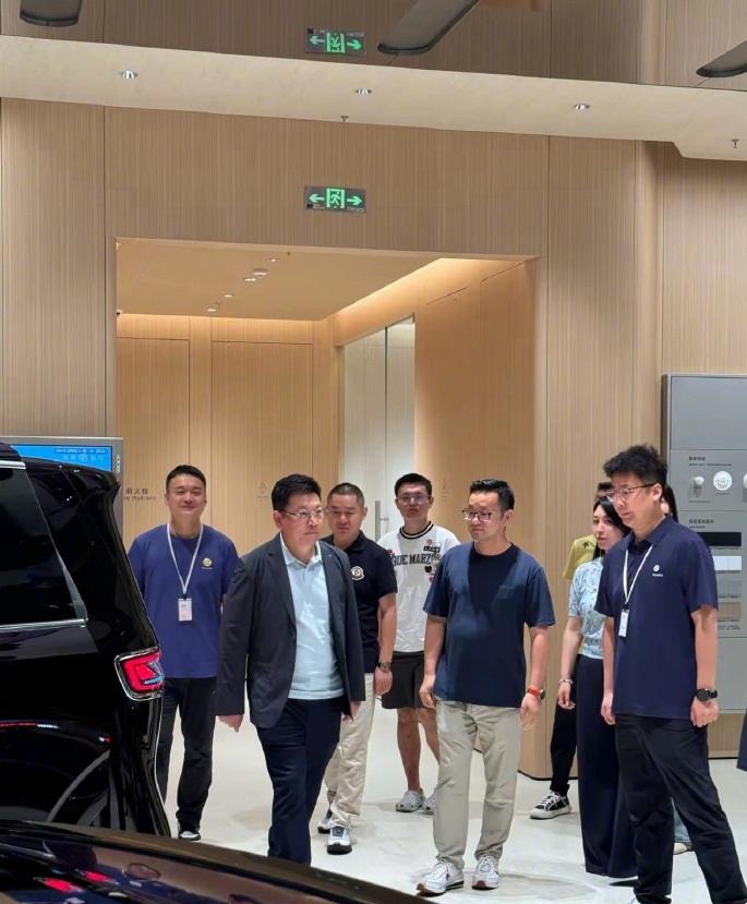 余承东现身西安华为门店，又来巡店了。